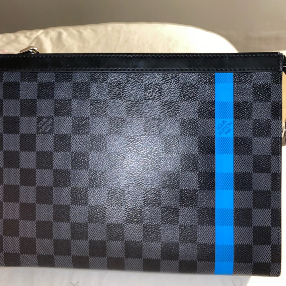 USED LV POCHETTE VOYAGE - Picture 2 of 4